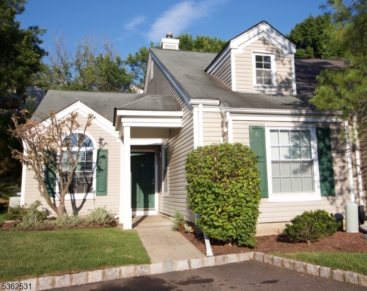 395 Terrace Ln in Bedminster, NJ - Building Photo