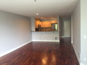 220 1st St, Unit 407 in Kirkland, WA - Building Photo - Building Photo