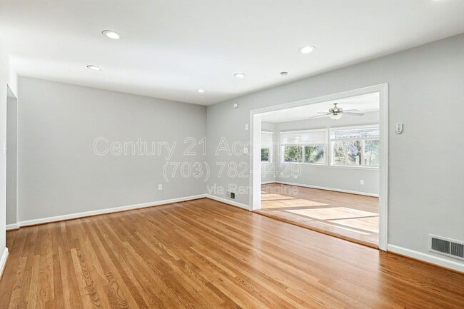 3107 Valley Ln in Falls Church, VA - Foto de edificio - Building Photo