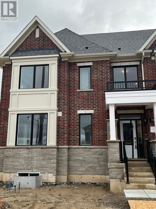 106 Coolhurst Ave in Brampton, ON - Building Photo