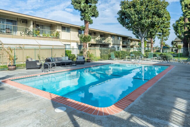 Garden View Apartments in Garden Grove, CA - Building Photo - Building Photo