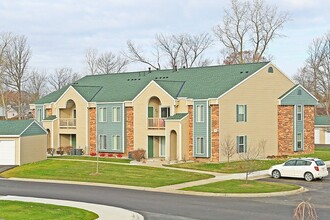 LAKE VILLAGE APARTMENTS in Port Huron, MI - Foto de edificio - Building Photo