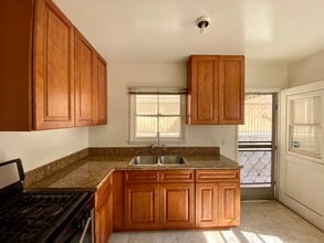 2115 S Bentley Ave, Unit 2115 in Los Angeles, CA - Building Photo - Building Photo