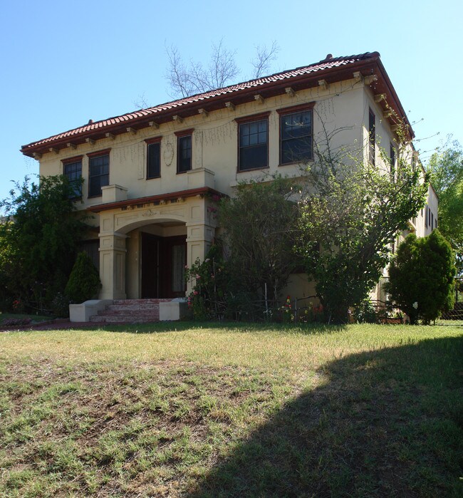 1012 Los Robles Ave in Pasadena, CA - Foto de edificio - Building Photo