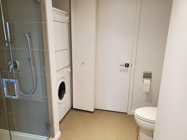 350 Bd de Maisonneuve in Montréal, QC - Building Photo - Building Photo