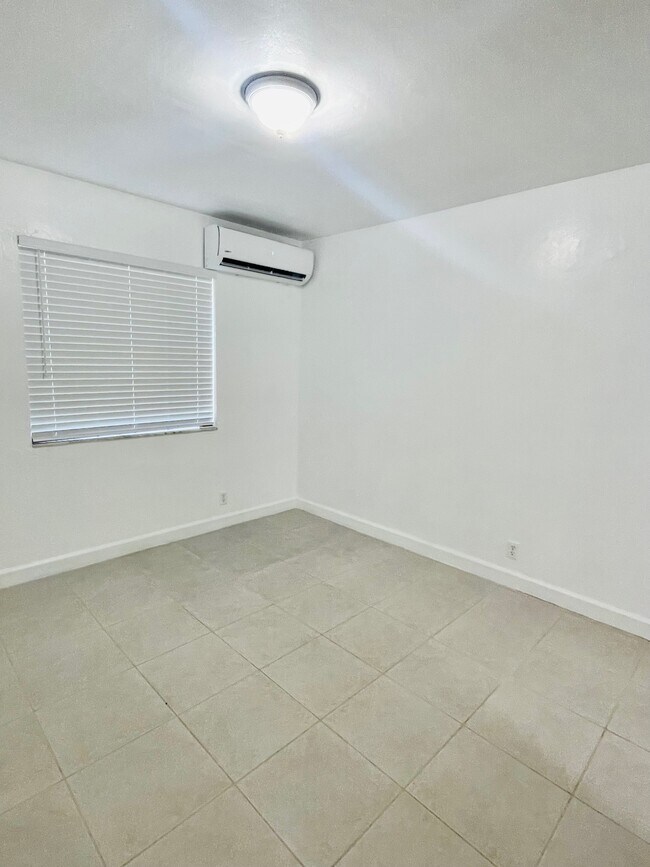 1490 NW 43rd St in Miami, FL - Building Photo - Building Photo