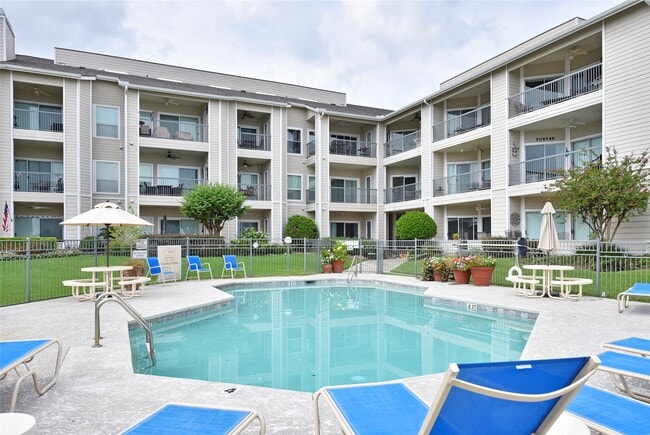 12800 Melville Dr in Montgomery, TX - Foto de edificio - Building Photo