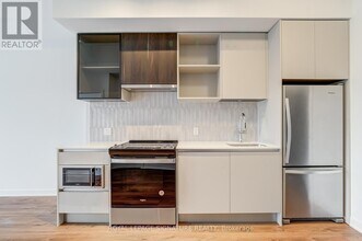 395 Dundas St W in Oakville, ON - Building Photo - Building Photo