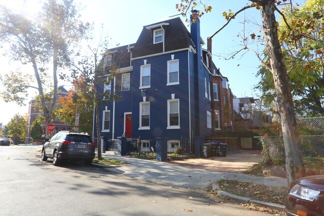 3400 Holmead Pl NW in Washington, DC - Building Photo - Building Photo