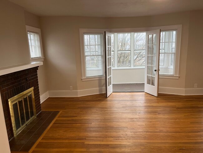 242 Forest Hill Dr, Unit Upstairs in Syracuse, NY - Foto de edificio - Building Photo