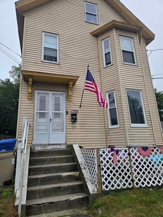 36 Richardson St in Wakefield, MA - Building Photo