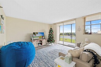 3150 W Rolling Hills Cir in Davie, FL - Building Photo - Building Photo