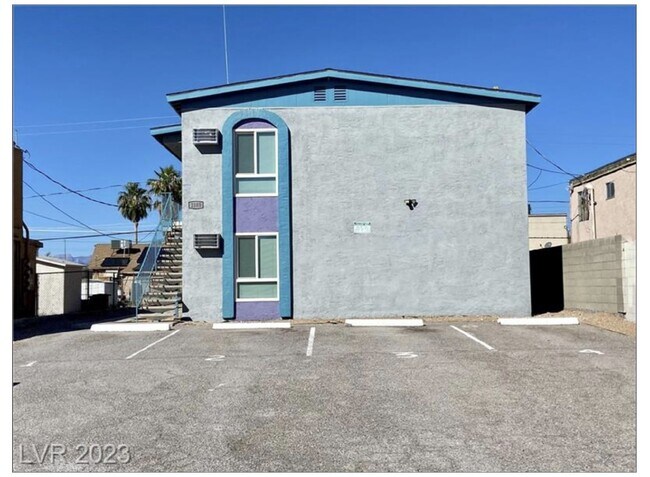 2105 N Webster St in North Las Vegas, NV - Foto de edificio - Building Photo