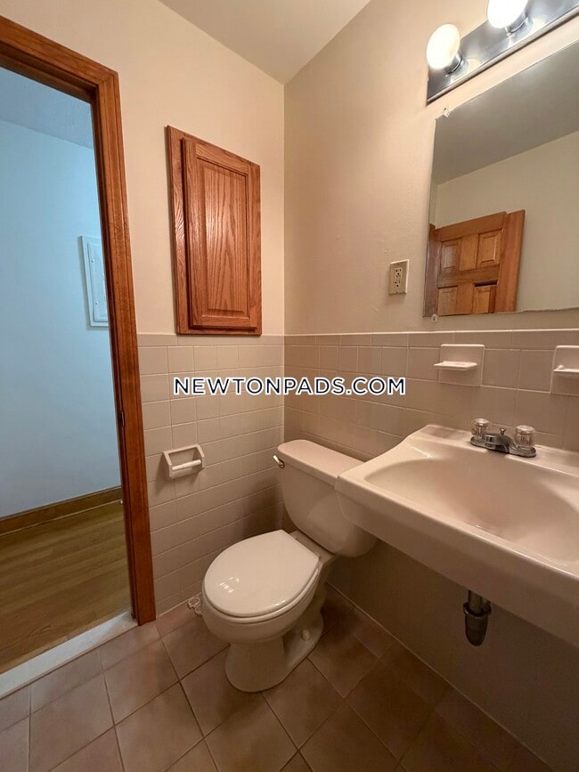 282 Grove St, Unit 9 in Auburndale, MA - Foto de edificio - Building Photo