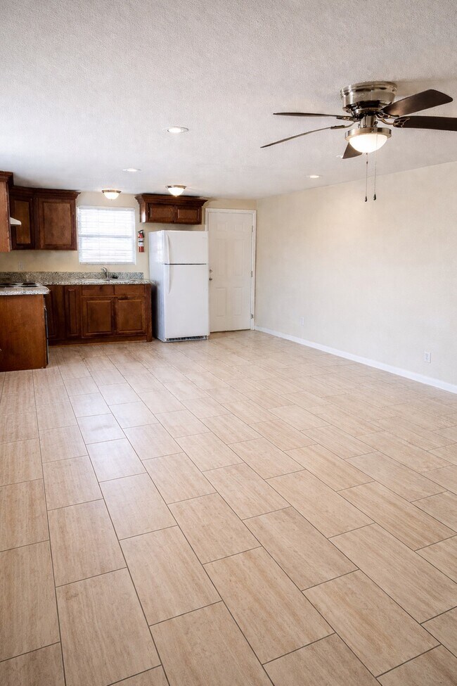 706 Harris Ave in Pasadena, TX - Foto de edificio - Building Photo