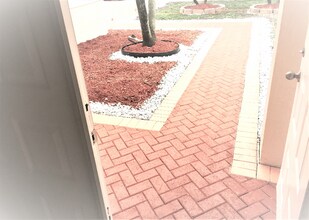 14300 SW 159th Pl in Miami, FL - Foto de edificio - Building Photo