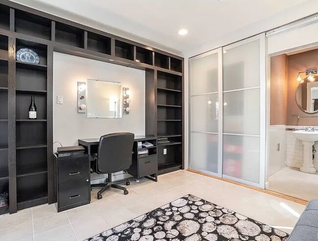 17507 Emelita St, Unit Studio in Encino, CA - Foto de edificio - Building Photo