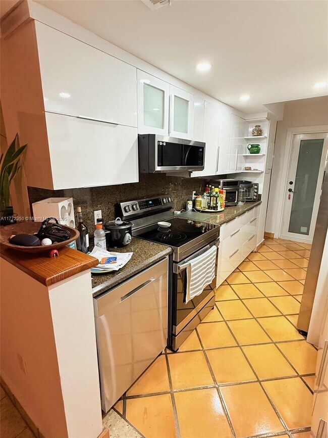 14032 SW 66th Terrace in Miami, FL - Building Photo - Building Photo