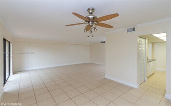 10405 N Kendall Dr in Miami, FL - Building Photo - Building Photo