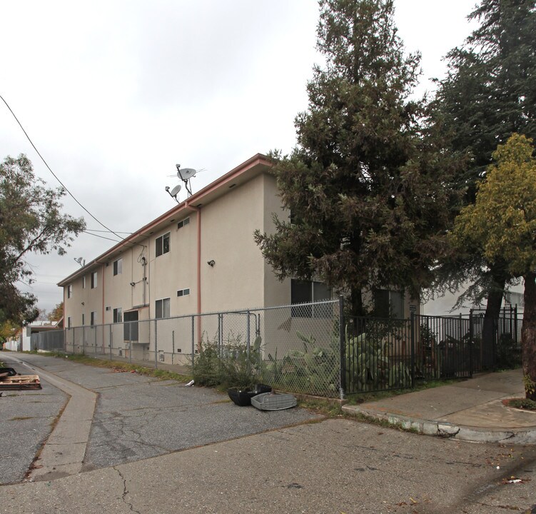 917 Nolden St in Los Angeles, CA - Building Photo