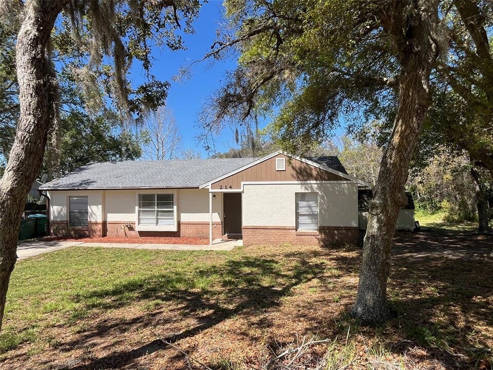 214 Bluefield Ave in Deltona, FL - Building Photo