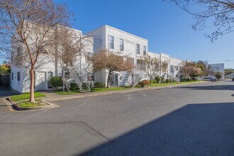 Napa Creek Apartments in Napa, CA - Building Photo - Building Photo