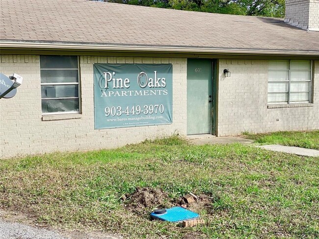 Pine Oaks in Bonham, TX - Foto de edificio - Building Photo