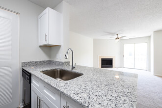 The Residence at White River Apartments in Indianapolis, IN - Foto de edificio - Building Photo