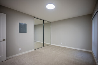 Crown Towers Apartments in San Mateo, CA - Building Photo - Interior Photo