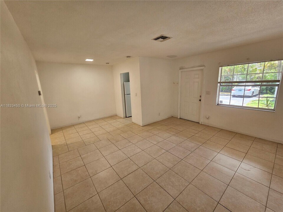 2325 Taylor St in Hollywood, FL - Building Photo