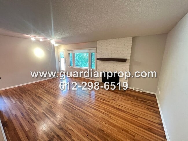 2228 Apache St in Mendota Heights, MN - Building Photo - Building Photo
