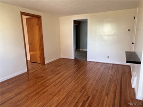 102 Ellen Dr in Buffalo, NY - Building Photo - Building Photo