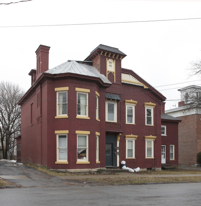 25 S William St in Johnstown, NY - Building Photo