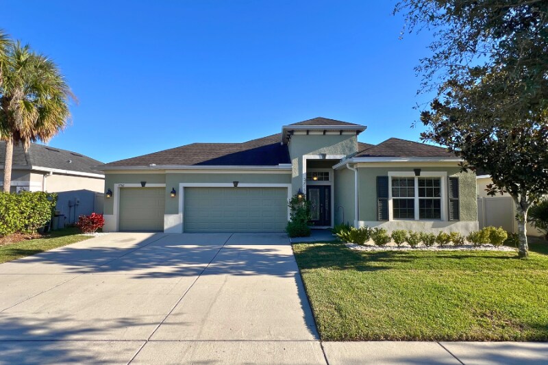 17563 Buckingham Garden Dr in Fish Hawk, FL - Building Photo