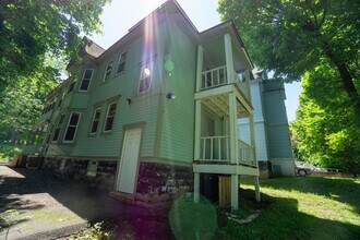 1217 1/2 Madison St in Syracuse, NY - Building Photo - Building Photo