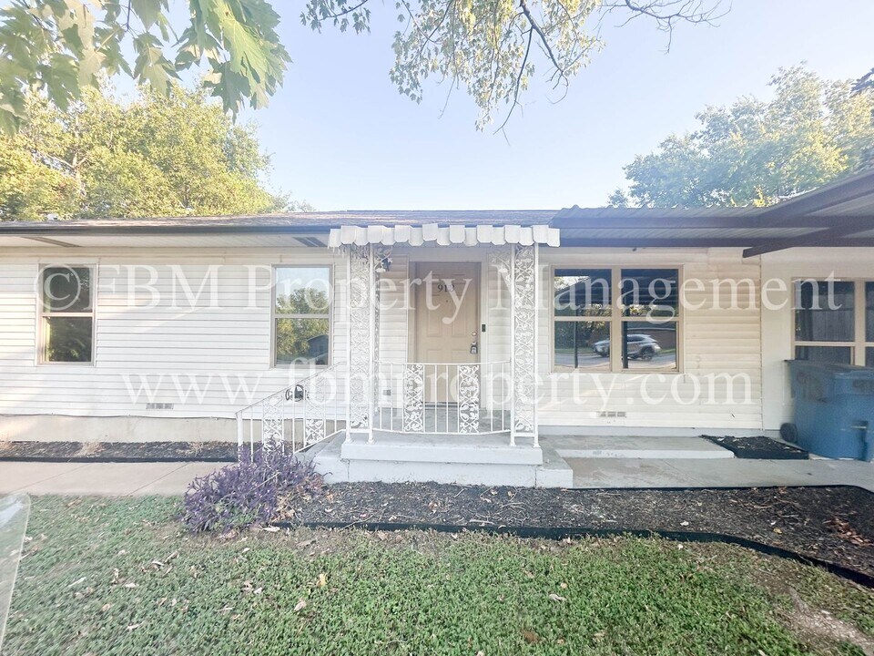 913 W Main St in Midlothian, TX - Building Photo