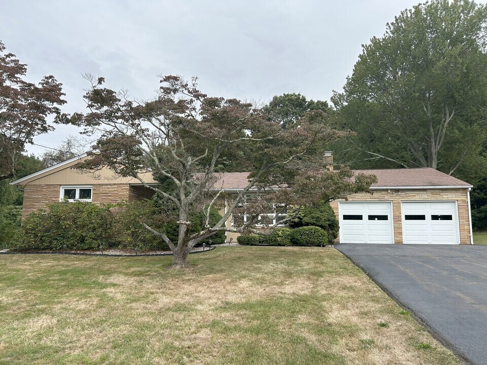 63 Rolling Ridge Rd in Orange, CT - Building Photo