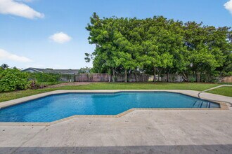 316 La Mancha Ave in Royal Palm Beach, FL - Building Photo - Building Photo