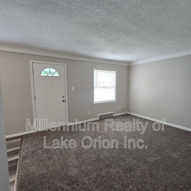 18715 Roscommon St in Harper Woods, MI - Foto de edificio - Building Photo