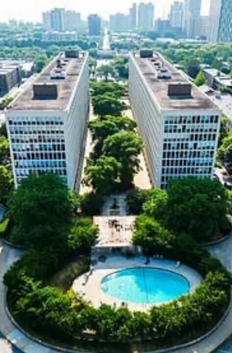 1400 E 55th Pl, Unit 314 S in Chicago, IL - Building Photo