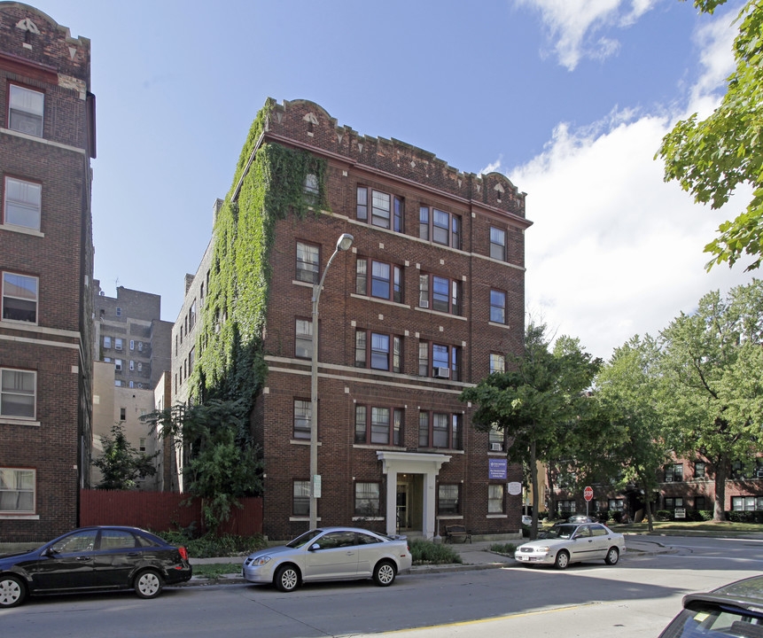 Juneau Apartments in Milwaukee, WI - Building Photo