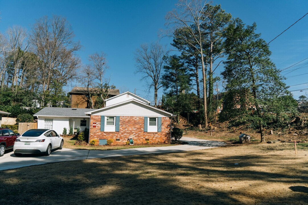 1215 Vista Valley Dr NE in Atlanta, GA - Building Photo
