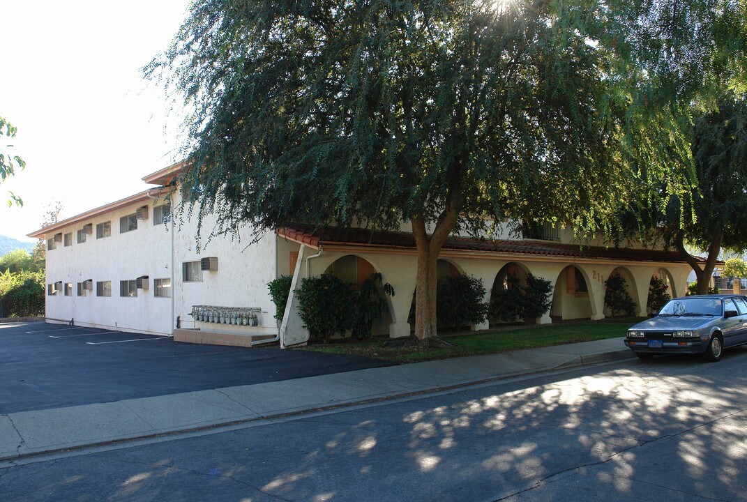 211 E Summer St in Ojai, CA - Building Photo