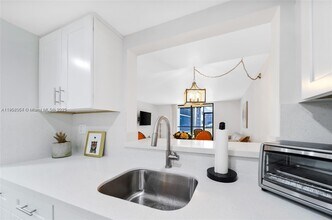 8005 SW 107th Ave in Miami, FL - Building Photo - Building Photo