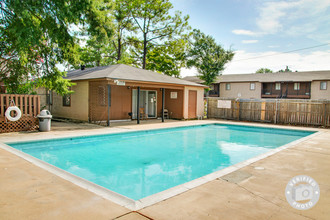 Chateau Royale  Apartments in Alexandria, LA - Foto de edificio - Building Photo