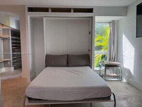 150 SW 10th St in Miami, FL - Building Photo - Building Photo