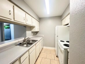 7200 Clarewood Dr in Houston, TX - Building Photo - Building Photo