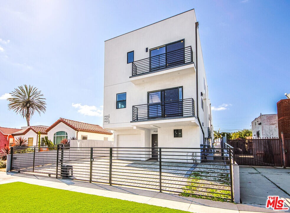 1921 Carmona Ave in Los Angeles, CA - Building Photo