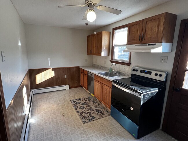 302 E Howard St in Stowe, PA - Foto de edificio - Building Photo