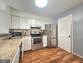 8077 Pantano Pl in Alexandria, VA - Foto de edificio - Building Photo